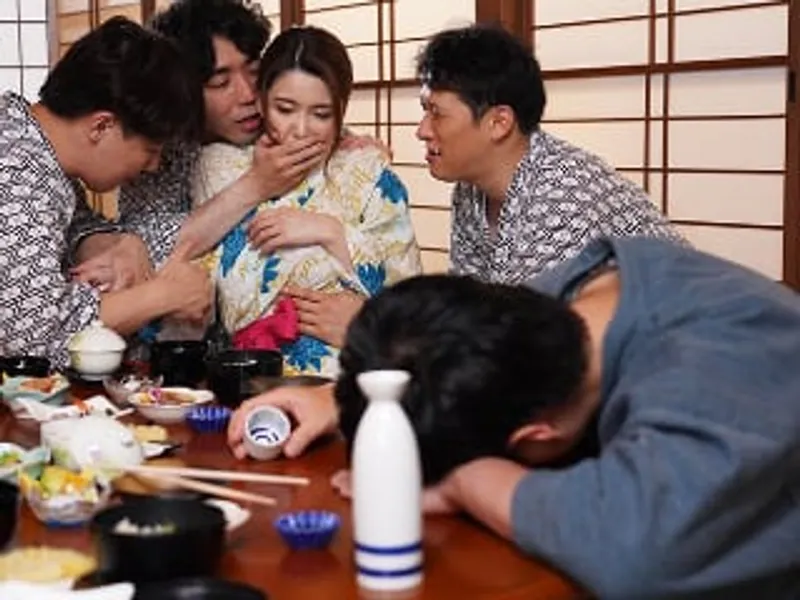 đưa vợ yêu đi suối nước nóng, gã chồng không biết cô vợ bị người khác quan hệ sấp mặt