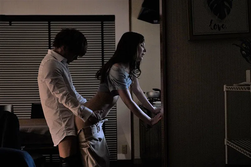 Sếp đi công chuyện, cậu nhân viên đến nhà chịch bà xã ông ấy