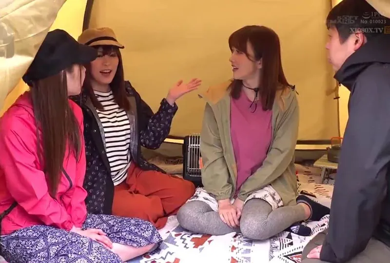 Chuyện lạ đời, anh xã thay cô vợ đi cắm trại với mấy cô bạn của cô vợ ở khu phố…