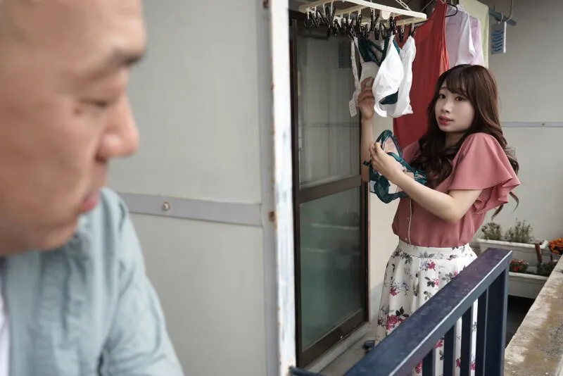 Gã nhà cạnh bên chuyên soi mói và cặp bà xã ông xã thường xuyên rên la quá to