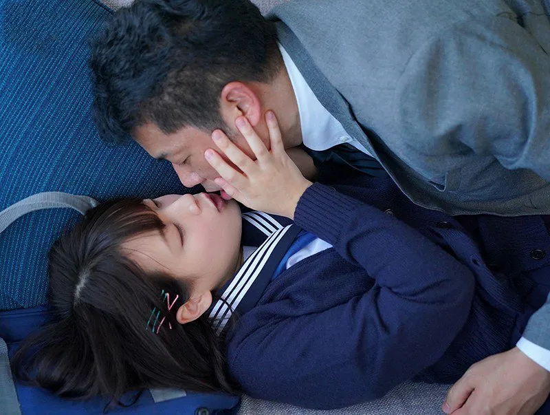 Thầy giáo trốn người vợ "đi ngoài" với cô học trò dễ thương