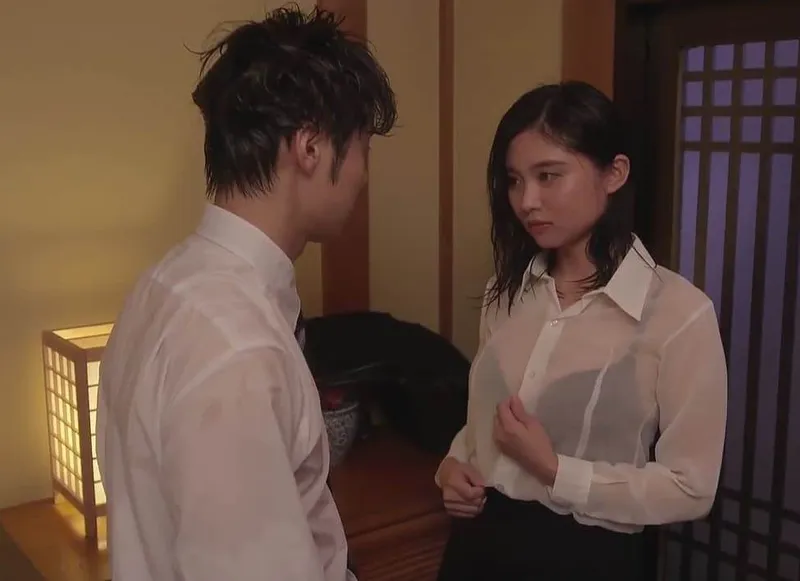 Lời thì thầm của em nhân viên với anh sếp đẹp trai: “chúng ta vào nhà nghỉ trú mưa thôi”