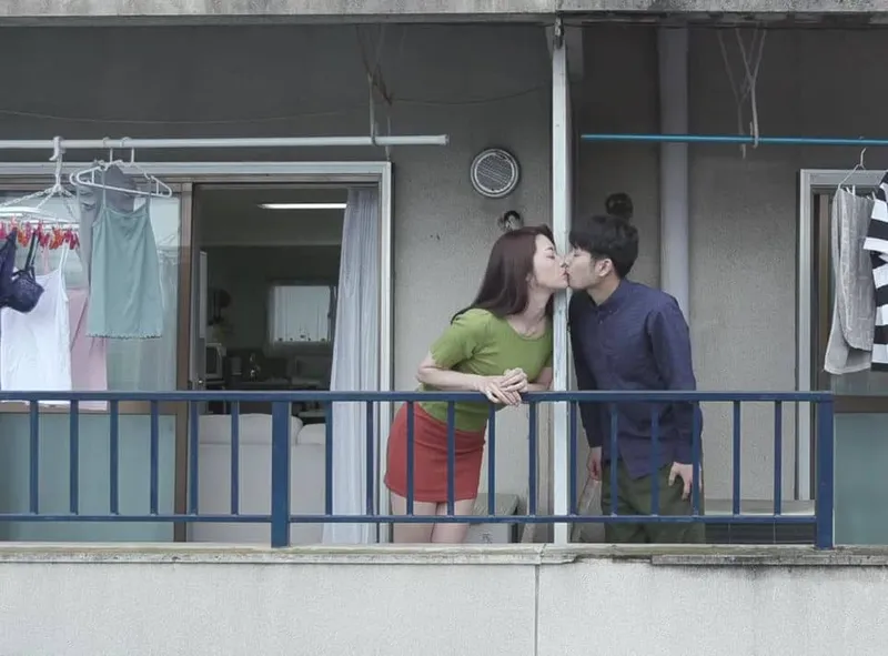 Tiếng rên của chị gần nhà sát bên và cậu thanh niên được lái máy bay