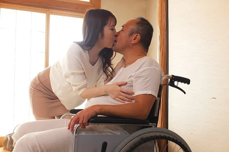 Con dâu hiếu thảo chăm sóc bố ông xã tàn tật