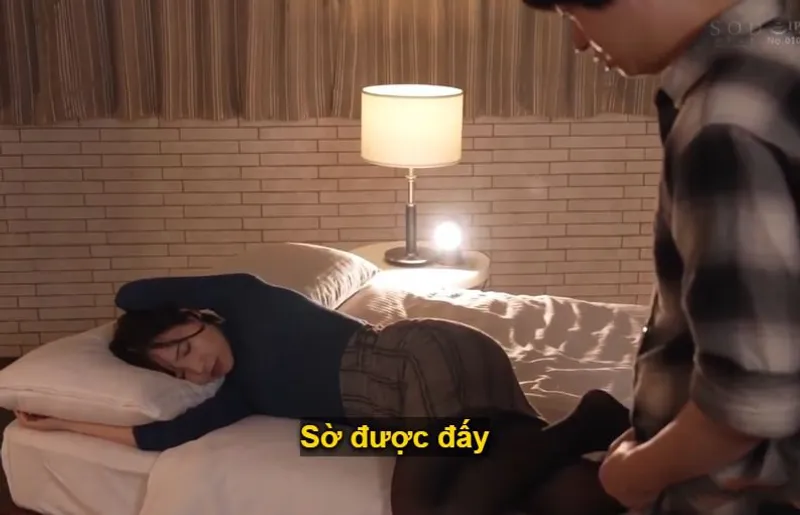 Một đêm mất ngủ với nữ phát thanh viên lẫy lừng khi ở cùng phòng khách sạn