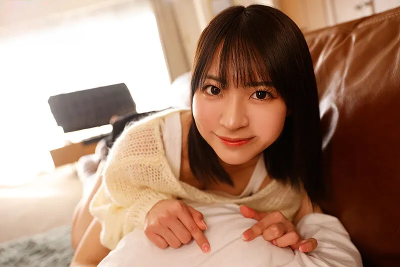 Chị gái lần đầu có anh bồ còn nhiều ngỡ ngàng nên mượn cậu bé thằng em tập trước