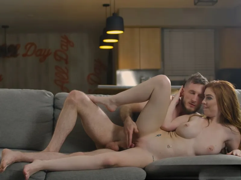 đang tăng ca mà con ghệ cứ dùng lỗ lồn dụ tôi doggy cùng em