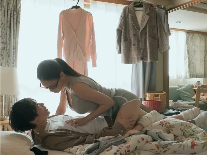 được chị gần nhà "an ủi" khi ghệ đi ngoại tình